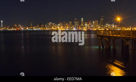 Eine Nacht Zeit Blick auf die Skyline von Seattle, von West Seattle gesehen. Stockfoto