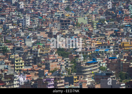 Die Stadt von Kathmandu, Nepal, von dem Affentempel (Swayambhunath) auf einem lokalen Hügel aus gesehen Stockfoto