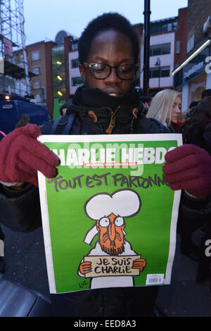 South Kensington, London, UK. 16. Januar 2015. Ein Mann hält seine Kopie von Charlie Hebdo.  Begrenzte Anzahl von der französischen Satirezeitschrift Charlie Hebdo gehen auf Verkauf in London. Das Magazin hat in Frankreich verkauft und nur rund 2.000 Exemplare gibt es in England. Bildnachweis: Matthew Chattle/Alamy Live-Nachrichten Stockfoto
