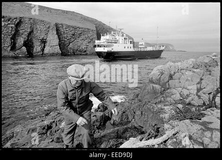 Die Insulaner hinterlässt Fair Isle nach Lieferungen fallen. Stockfoto