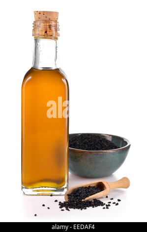 Nigella Sativa Öl in eine Flasche und Nigella oder Schwarzkümmel Samen in einer Schüssel isoliert auf weißem Hintergrund. Ungesättigte Fettsäuren Omega-6 Stockfoto