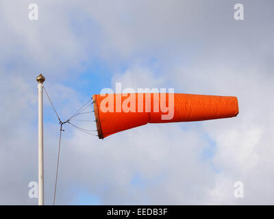 Eine orange Windsack im wind Stockfoto