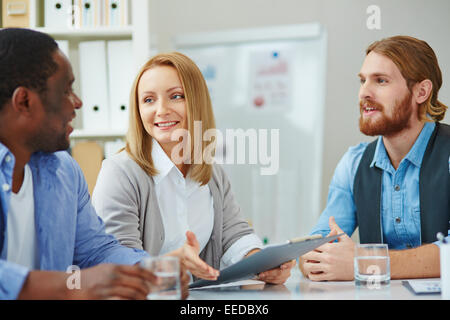 Hübsche Geschäftsfrau, die Strategie zu erklären, um Kollegen zu treffen Stockfoto