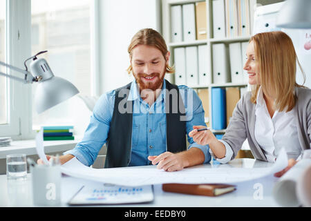 Hübsche Geschäftsfrau Ideen an Kollegen bei der Versammlung zum Ausdruck zu bringen Stockfoto