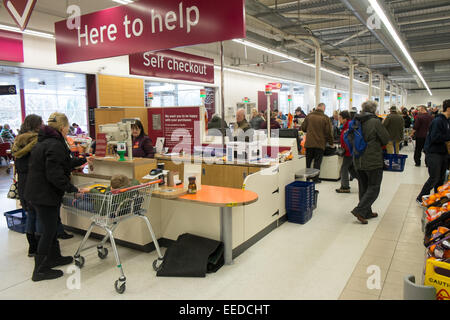 Kasse und hier zum Helpdesk in einem Sainsbury's Supermarkt in Matlock, Derbyshire, England, Großbritannien Stockfoto