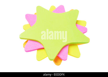 Stapel von bunten Sternform Papier Sticker auf weißem Hintergrund Stockfoto