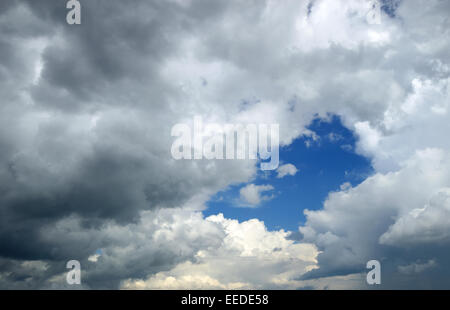 Blauer Himmel mit dramatische Wolken. Regnerischen Wolken in einem Frühlingstag. Stockfoto