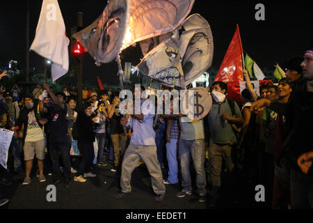 Lima. 15. Januar 2015. Demonstranten teilnehmen an einer Protestkundgebung gegen die Jugend-Arbeitsrecht in Lima, Hauptstadt von Peru, am 15. Januar 2015 © Luis Camacho/Xinhua/Alamy Live News Stockfoto