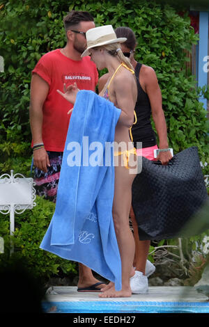 Michelle Hunziker und Tomaso Trussardi genießen Sie Zeit am Pool und am Strand während ihres Familienurlaubs in Forte de Marmi Featuring: Michelle Hunziker, alleinige Trussardi wo: Forte dei Marmi wann: 12. Juli 2014 Stockfoto