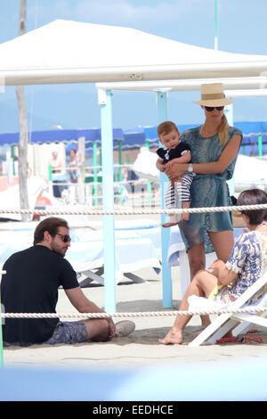 Michelle Hunziker und Tomaso Trussardi genießen Sie Zeit am Pool und am Strand während ihres Familienurlaubs in Forte de Marmi Featuring: alleinige Trussardi wo: Forte dei Marmi wann: 12. Juli 2014 Stockfoto