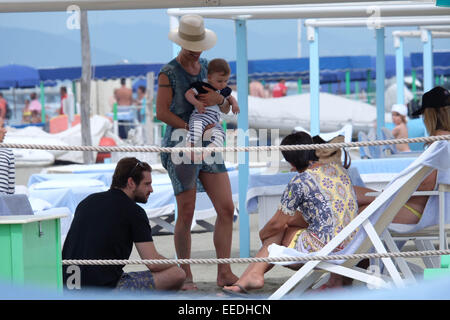 Michelle Hunziker und Tomaso Trussardi genießen Sie Zeit am Pool und am Strand während ihres Familienurlaubs in Forte de Marmi Featuring: alleinige Trussardi wo: Forte dei Marmi wann: 12. Juli 2014 Stockfoto