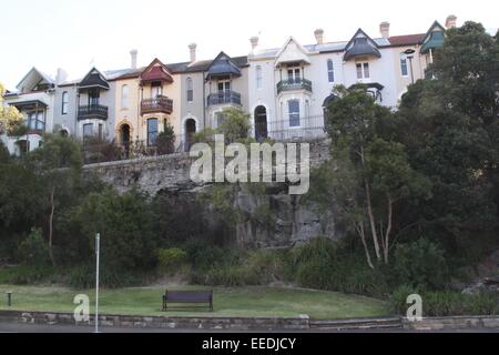 Viktorianischen Reihenhäusern auf Cliff Terrace, betrachtet von Minogue Crescent, im Inneren Westen Vorort Forrest Lodge Sydney. Stockfoto