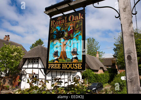 Großbritannien, England, Wiltshire, Vale of Pewsey, Wooton Flüsse, Royal Oak Pub melden Stockfoto