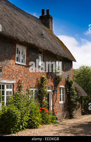 Großbritannien, England, Wiltshire, Vale of Pewsey Wooton Flüsse, strohgedeckten Hütte neben Royal Oak Pub Hof Stockfoto