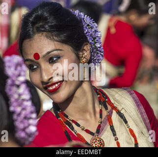 Sivasagar, Assam, Indien. 16. Januar 2015. Ein indisches Mädchen in traditioneller Kleidung führen einen Bihu Tanz während Bhogali Bihu feiern im Sivasagar Bezirk des nordöstlichen Bundesstaat Assam am 16. Januar 2015. Das Fest markiert das Ende der Winter-Ernte und wird am ersten Tag des Monats "Magh" Assamesisch Kalender gefeiert. Bildnachweis: Luit Chaliha/ZUMA Wire/ZUMAPRESS.com/Alamy Live-Nachrichten Stockfoto