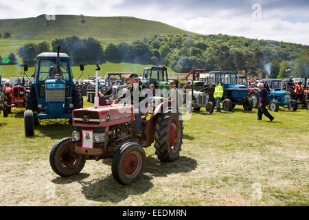 Großbritannien, England, Wiltshire, Dampf und Vintage Fair, Parade der Oldtimer-Traktoren im Show-ring Stockfoto