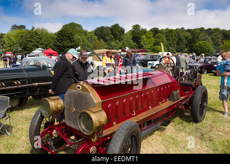 Großbritannien, England, Wiltshire, Dampf und Vintage Fair Besucher bewundern 1909 Fiat Isotta Fraschini mit 16 Liter-Luftschiff-Motor Stockfoto