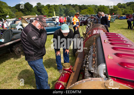 Großbritannien, England, Wiltshire, Dampf und Vintage Fair Besucher bewundern 16 Liter-Luftschiff-Motor von 1909 Fiat Isotta Fraschini Stockfoto