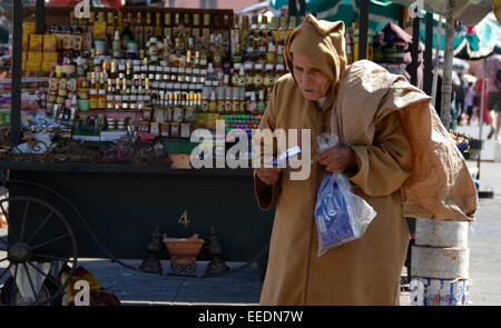 Mann in traditioneller Berber-Kostüm auf dem Markt der Marraksh, Marokko Stockfoto