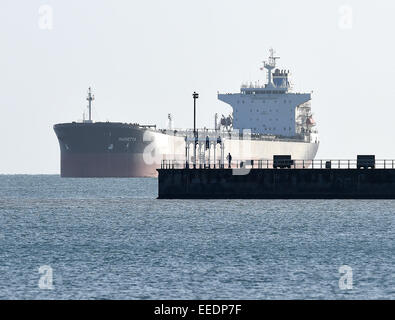 Tanker in der Bucht von Weymouth in Dorset, England, UK Stockfoto