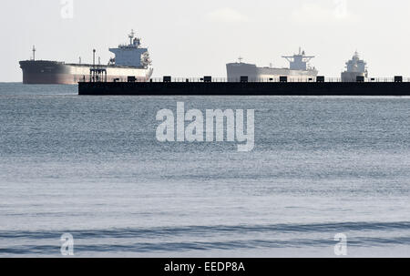 Tanker in der Bucht von Weymouth in Dorset, England, UK Stockfoto