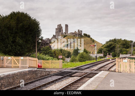 Corfe Castle gesehen vom Bahnhof in Dorset. Stockfoto