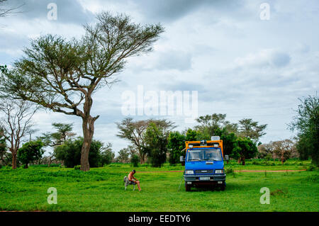 Mann mit 4 x 4 Expeditionsmobil camping im Busch, Senegal. Stockfoto