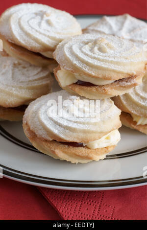 Wiener wirbelt eine britische Konfekt machte eine weiche Butter Keks in einem Wirbel-Form gefüllt mit Buttercreme und Marmelade geleitet Stockfoto