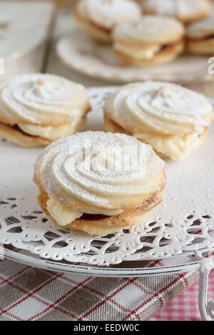 Wiener wirbelt eine britische Konfekt machte eine weiche Butter Keks in einem Wirbel-Form gefüllt mit Buttercreme und Marmelade geleitet Stockfoto