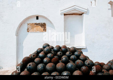 Kanone Kugeln in Cape Coast Castle, Ghana. Stockfoto