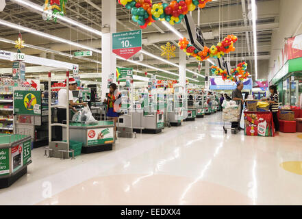 Kasse Check-out, innere Tesco Lotus ein SB Warenhauskette in Bangkok, Thailand. Südost-Asien. Stockfoto