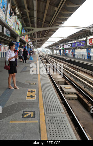 Junge Asiatin wartet an der Sathorn Station, öffentlichen Nahverkehr Skytrain Zug, Bangkok, Thailand, Südostasien. Stockfoto