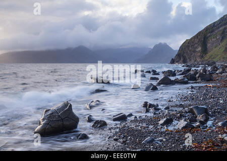 Loch Scavaig und die Cuillin Hills auf der Isle Of Skye. Die Insel in den schottischen Highlands ist bekannt für seine dramatische Landschaft. Stockfoto