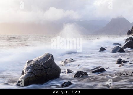 Loch Scavaig und die Cuillin Hills auf der Isle Of Skye. Die Insel in den schottischen Highlands ist bekannt für seine dramatische Landschaft. Stockfoto