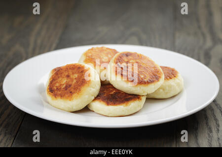 hausgemachte Quark Krapfen auf Teller, Holztisch Stockfoto