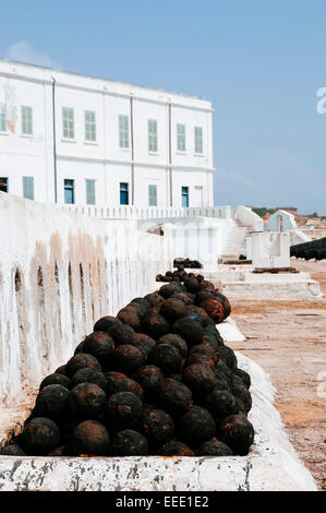 Kanone Kugeln in Cape Coast Castle, Ghana. Stockfoto