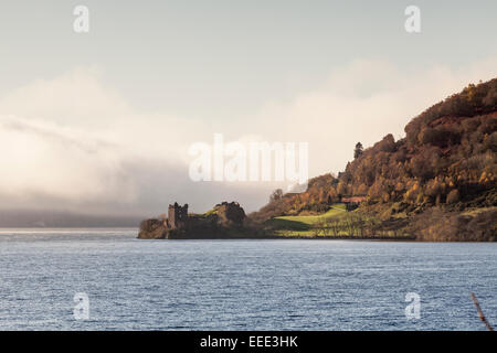 Urquhart Castle am Ufer des einen nebligen Loch Ness. Stockfoto