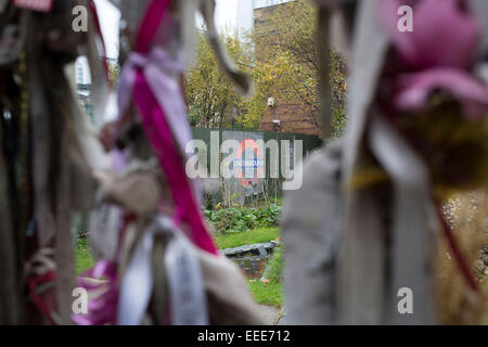 Denkmal am Cross Bones Friedhof in Southwark, London. Im Mittelalter war dies ein u geweihten Friedhof für Prostituierte. Im 18. Jahrhundert war es ein Gräberfeld Almosenempfängern geworden die 1853 geschlossen. Hier haben Menschen vor Ort auf dem Gelände einen Gedenkschrein in The Outcast Dead geschaffen. Stockfoto