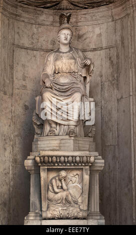 Kolossale Statue des sitzenden Rom: "Cesi Roma" hadrianischen Periode (117-138 AC) aus einem griechischen Original des 5. Jahrhunderts v. Chr. Marmor cm 310 Rom Capitoline Römermuseum Italien Stockfoto