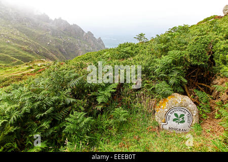 Das nationale Vertrauen Omega Schild am Bosigran Klippen auf der Penwith Halbinsel in Cornwall, South West England UK Stockfoto