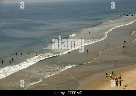 Inländische und forign Touristen an den Stränden von papanasam, varkala, Thiruvananthapuram, Kerala, Indien, pradeep Subramanian, Strand, Tourismus, papanasam Stockfoto