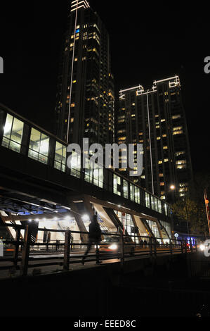 London, Canary Wharf, South Quay station Docklands Light Railway in der Nacht Stockfoto