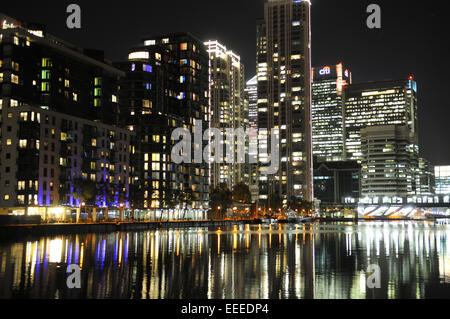 London Canary Wharf in der Nacht, Spiegelungen im Inneren Millwall Dock Stockfoto