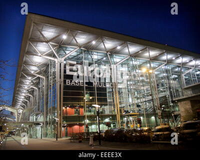 Außenansicht des trinationalen Euro-Airport Basel-Mulhouse-Freiburg in der Dämmerung am 22. November 2014. Stockfoto