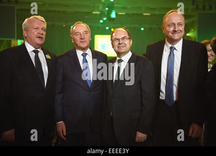 Berlin, Deutschland. 15. Januar 2015. Lettisch-Minister der Landwirtschaft Janis Duklavs (l-R), der lettische Staatspräsident Andris Berzins, deutscher MInister der Landwirtschaft Christian Schmidt (CSU) und Joachim Rukwied, Präsident der Deutsche Bauernverband (Deutscher Bauernverband) stehen zusammen während der Eröffnungsfeier der Landwirtschaftsmesse "Internationalen Grünen Woche" in Berlin, Deutschland, 15. Januar 2015. Die internationale Grüne Woche läuft vom 16. Januar bis 25. Januar 2015 Foto: Rainer Jensen/Dpa/Alamy Live News Stockfoto