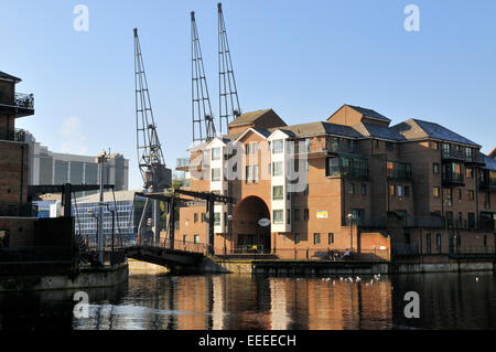 Wohnblocks auf Pfeffer-St und Aufzug Brücke zwischen Millwall inneren und äußeren Docks in London Canary Wharf Stockfoto