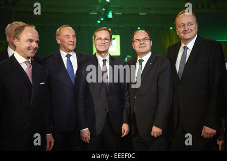 Der Vorsitzende des Vorstands der Messe Berlin GmbH, Christian Goeke (l-R), der lettische Staatspräsident Andris Berzins, Berlins Goverinng Bürgermeister Michael Mueller, deutscher Minister der Landwirtschaft Christian Schmidt (CSU) und Joachim Rukwied, Präsident der Deutsche Bauernverband (Deutscher Bauernverband) während der Eröffnungsfeier der Landwirtschaftsmesse "Internationalen Grünen Woche" in Berlin, Deutschland, 15. Januar 2015 zusammenstehen. Die internationale Grüne Woche läuft vom 16. Januar bis 25. Januar 2015 Foto: Rainer Jensen/Dpa Stockfoto