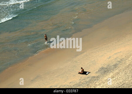 Inländische und forign Touristen an den Stränden von papanasam, varkala, Thiruvananthapuram, Kerala, Indien, pradeep Subramanian, Strand, Tourismus, papanasam Stockfoto