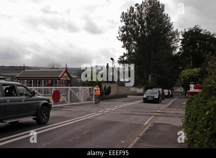 Signal-Mann öffnen / schließen Tor am Bahnübergang am Bahnhof von Darley Dale Peak Bahn Derbyshire Stockfoto