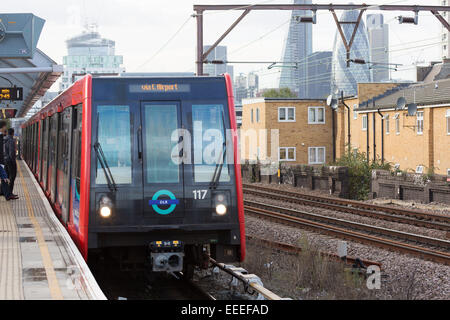 Docklands Light Railway Zug mit Skyline von London Stockfoto